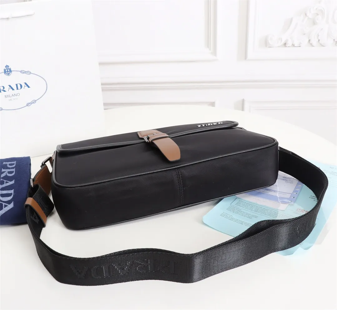 【PRADA  公式 旗艦店】プラダ  斜めがけバッグ 当日出荷 好評に付き再入荷！31*21*6CM