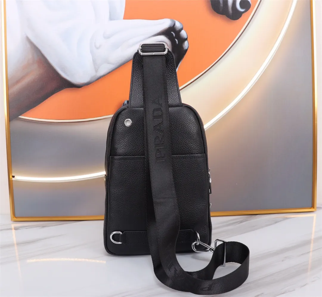 【PRADA  公式 旗艦店】プラダ  胸ポケット当日出荷 好評に付き再入荷！34*17*6CM