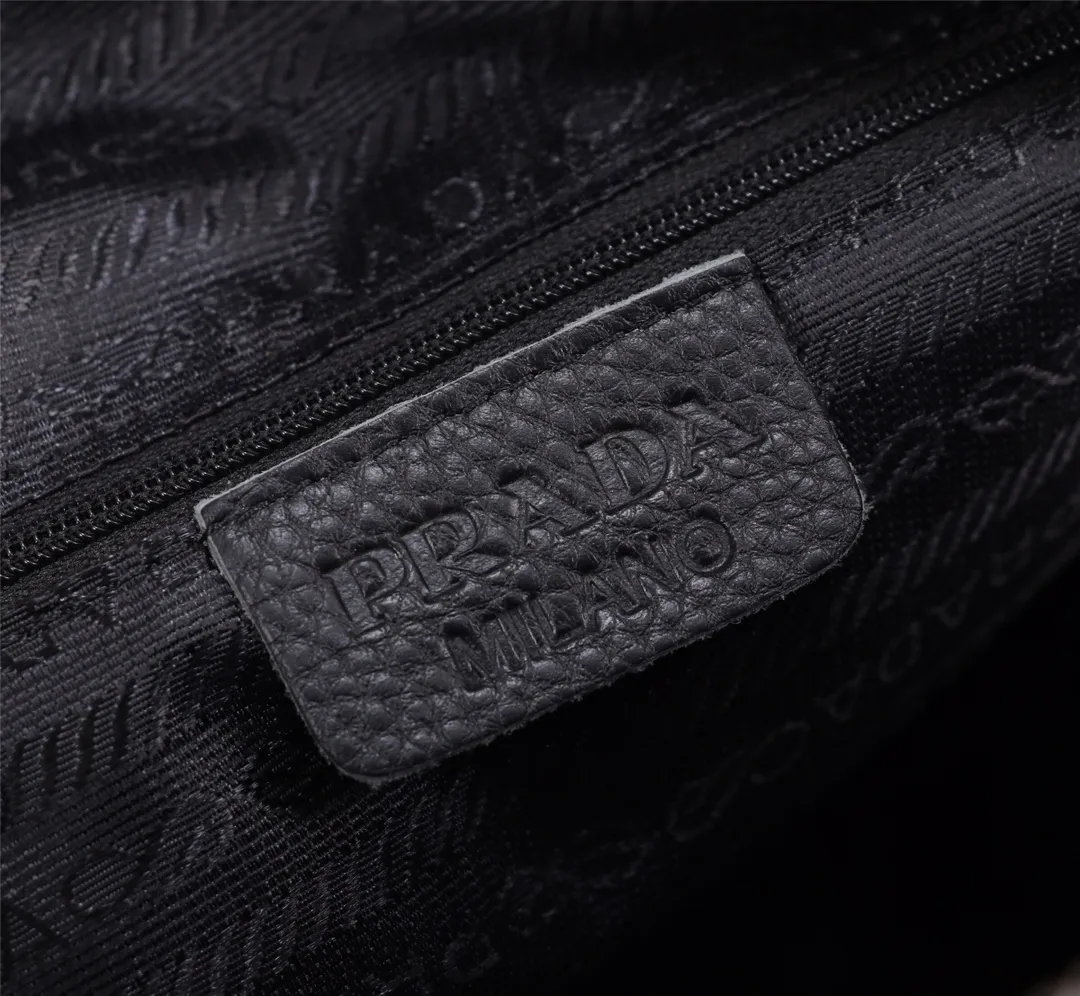 【PRADA  公式 旗艦店】プラダ  胸ポケット当日出荷 好評に付き再入荷！34*17*6CM