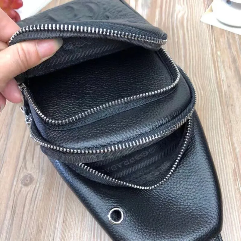 【PRADA  公式 旗艦店】プラダ  胸ポケット当日出荷 好評に付き再入荷！32*18*6CM