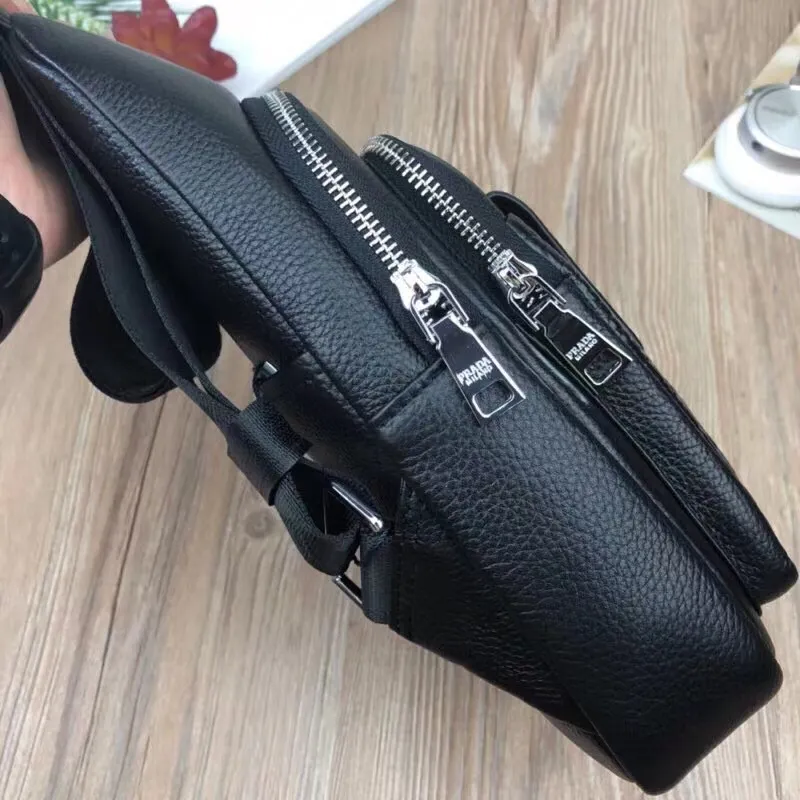 【PRADA  公式 旗艦店】プラダ  胸ポケット当日出荷 好評に付き再入荷！32*18*6CM