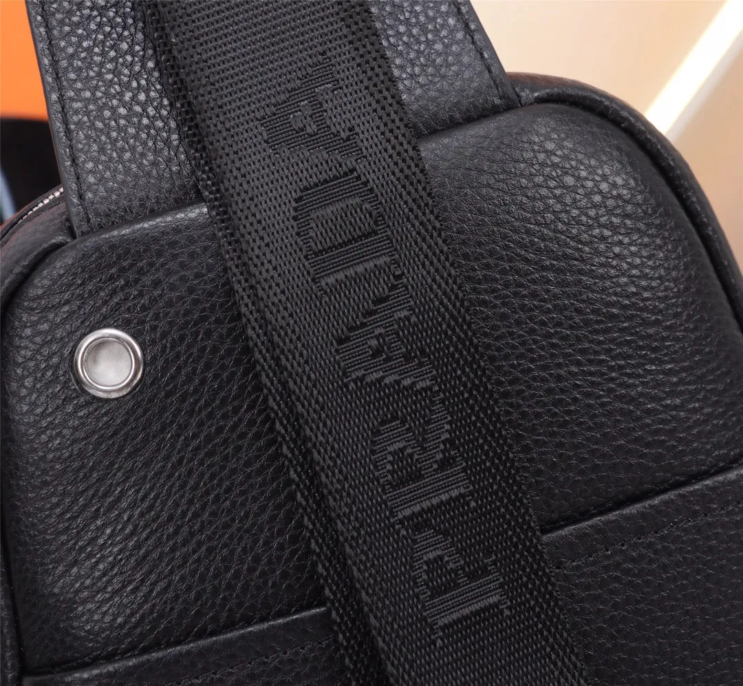 【PRADA  公式 旗艦店】プラダ  胸ポケット当日出荷 好評に付き再入荷！34*17*6CM