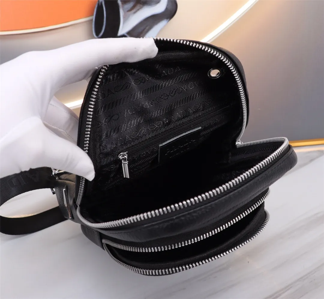 【PRADA  公式 旗艦店】プラダ  胸ポケット当日出荷 好評に付き再入荷！34*17*6CM