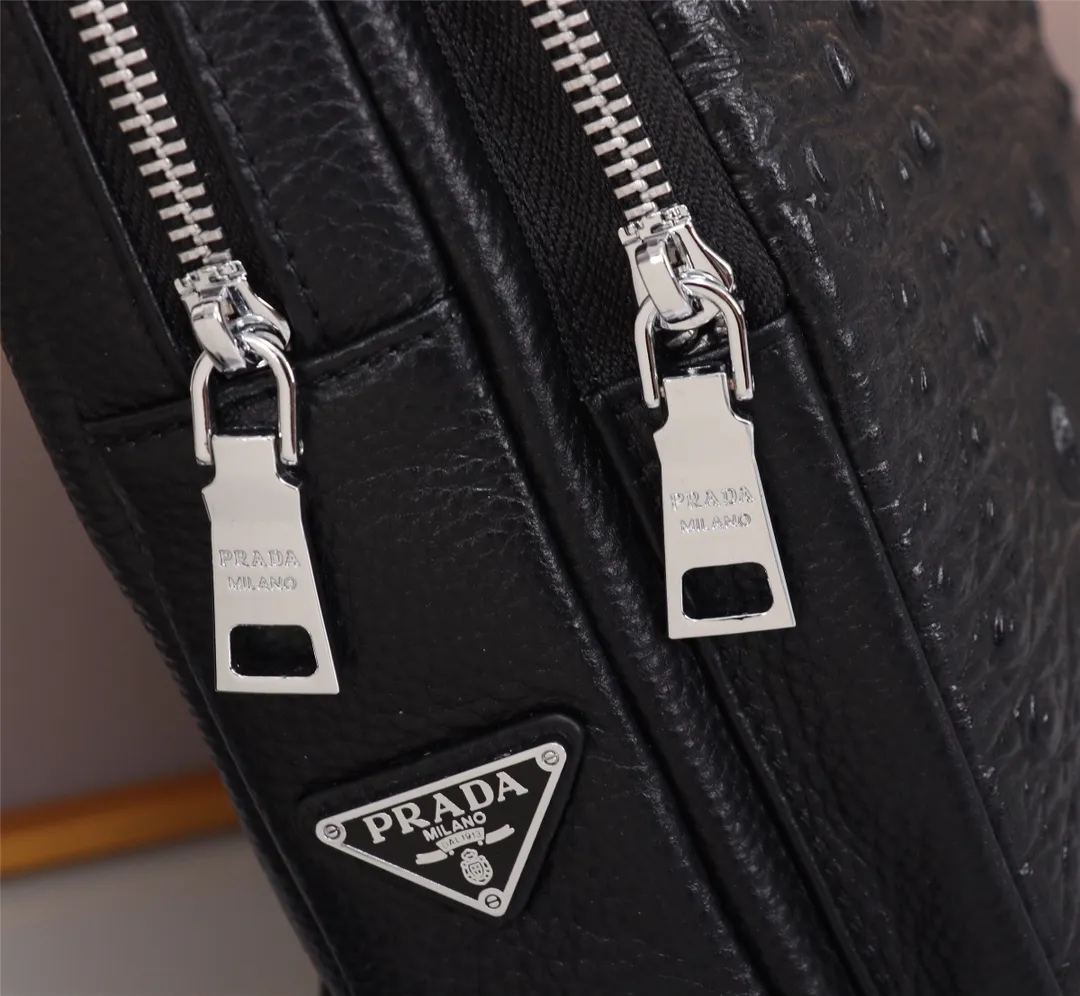 【PRADA  公式 旗艦店】プラダ  胸ポケット当日出荷 好評に付き再入荷！34*17*6CM