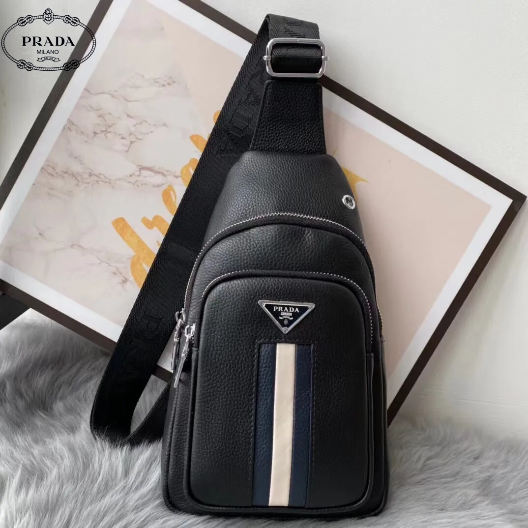 【PRADA  公式 旗艦店】プラダ  胸ポケット当日出荷 好評に付き再入荷！32*18*6CM