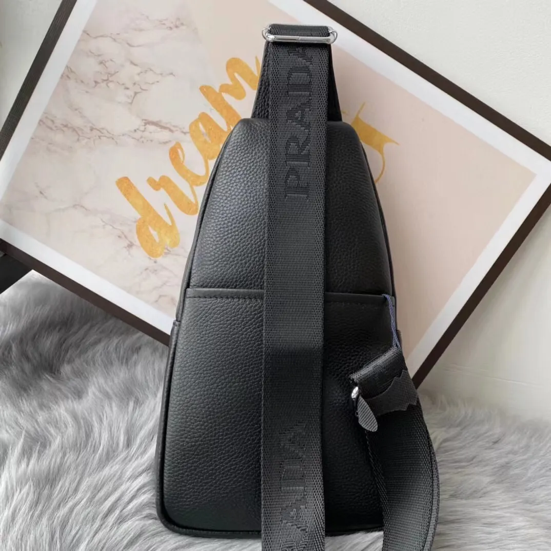 【PRADA  公式 旗艦店】プラダ  胸ポケット当日出荷 好評に付き再入荷！32*18*6CM