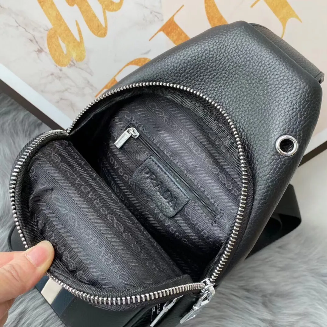 【PRADA  公式 旗艦店】プラダ  胸ポケット当日出荷 好評に付き再入荷！32*18*6CM