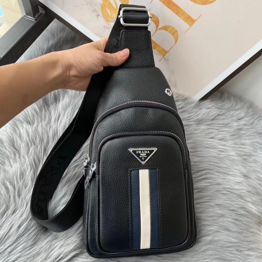 【PRADA  公式 旗艦店】プラダ  胸ポケット当日出荷 好評に付き再入荷！32*18*6CM
