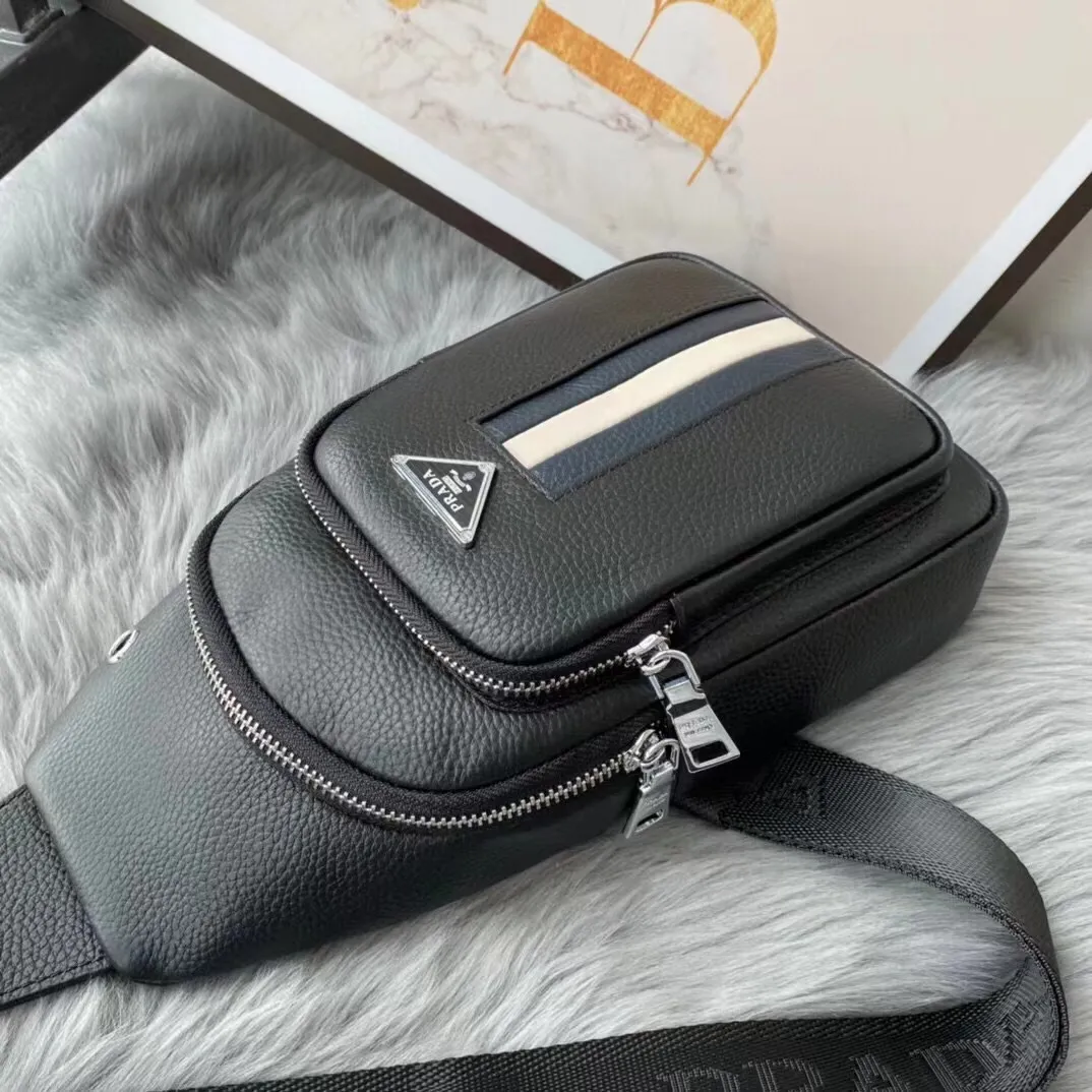 【PRADA  公式 旗艦店】プラダ  胸ポケット当日出荷 好評に付き再入荷！32*18*6CM