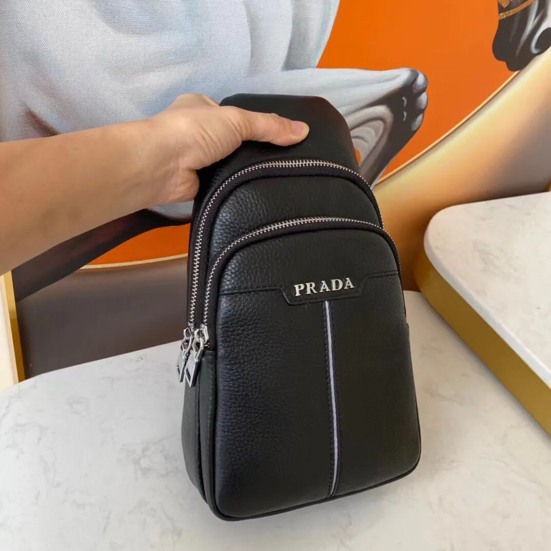 【PRADA   公式 旗艦店】プラダ  胸ポケット当日出荷 好評に付き再入荷！29*17*5.5CM