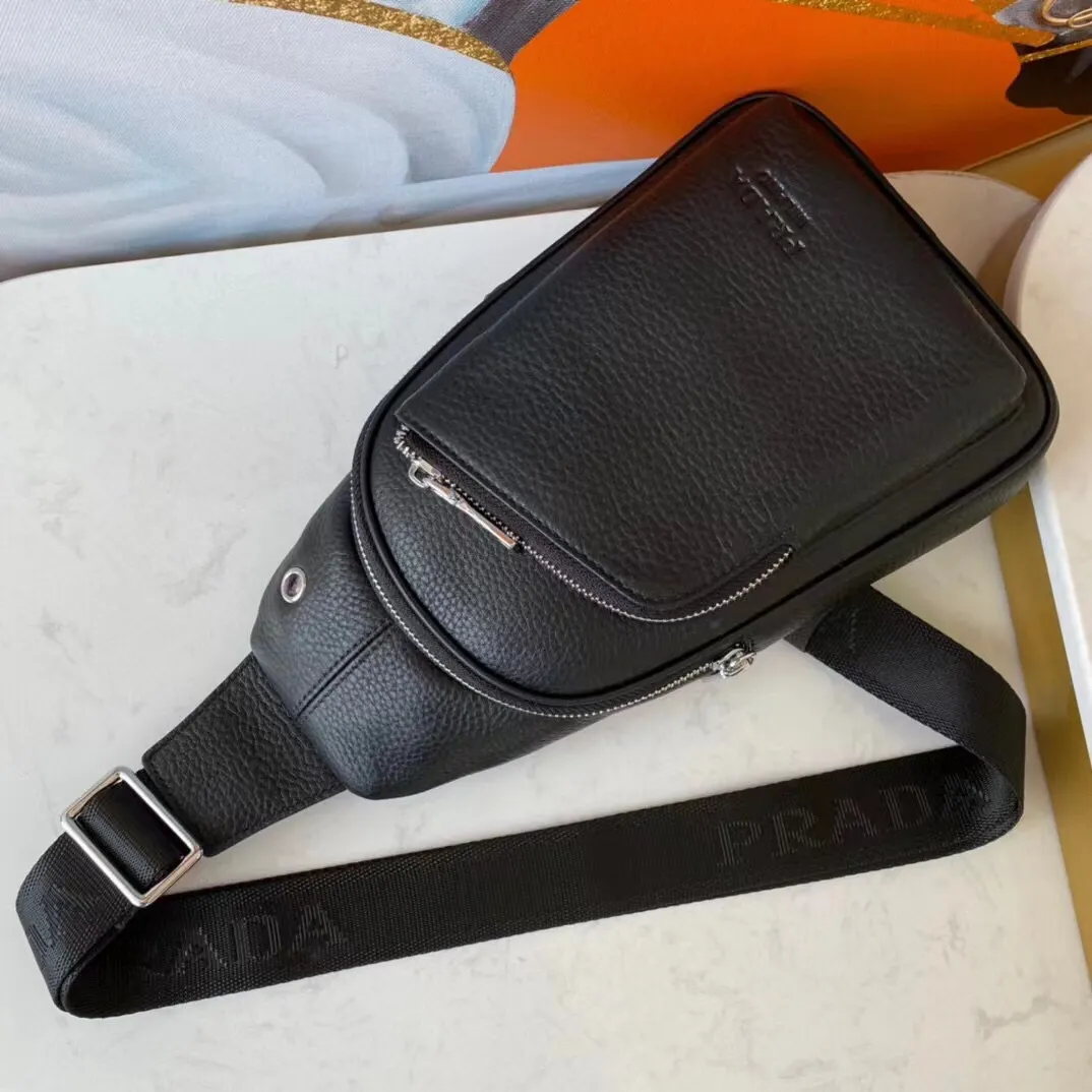 【PRADA  公式 旗艦店】プラダ  胸ポケット当日出荷 好評に付き再入荷！29*20*5CM