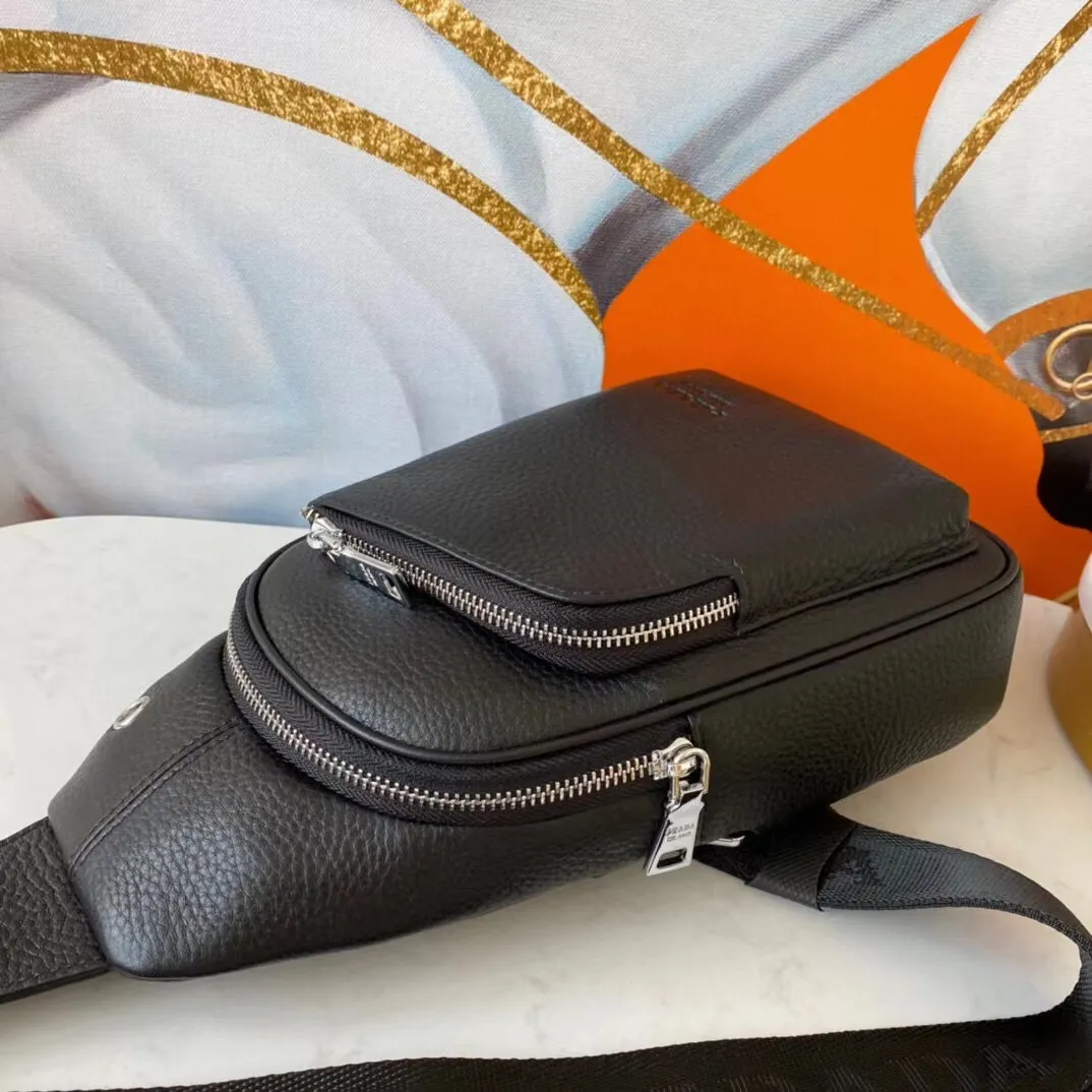 【PRADA  公式 旗艦店】プラダ  胸ポケット当日出荷 好評に付き再入荷！29*20*5CM