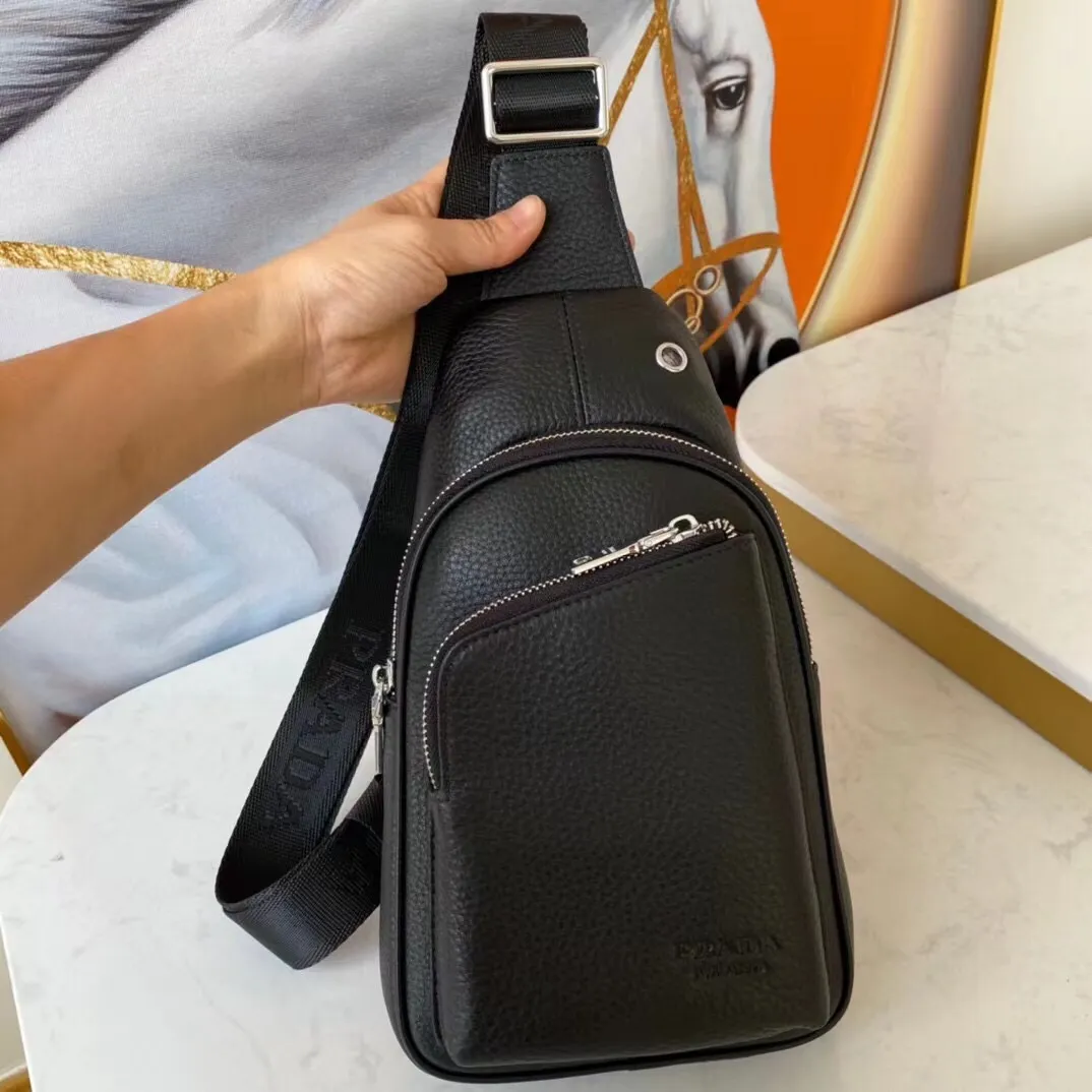 【PRADA  公式 旗艦店】プラダ  胸ポケット当日出荷 好評に付き再入荷！29*20*5CM