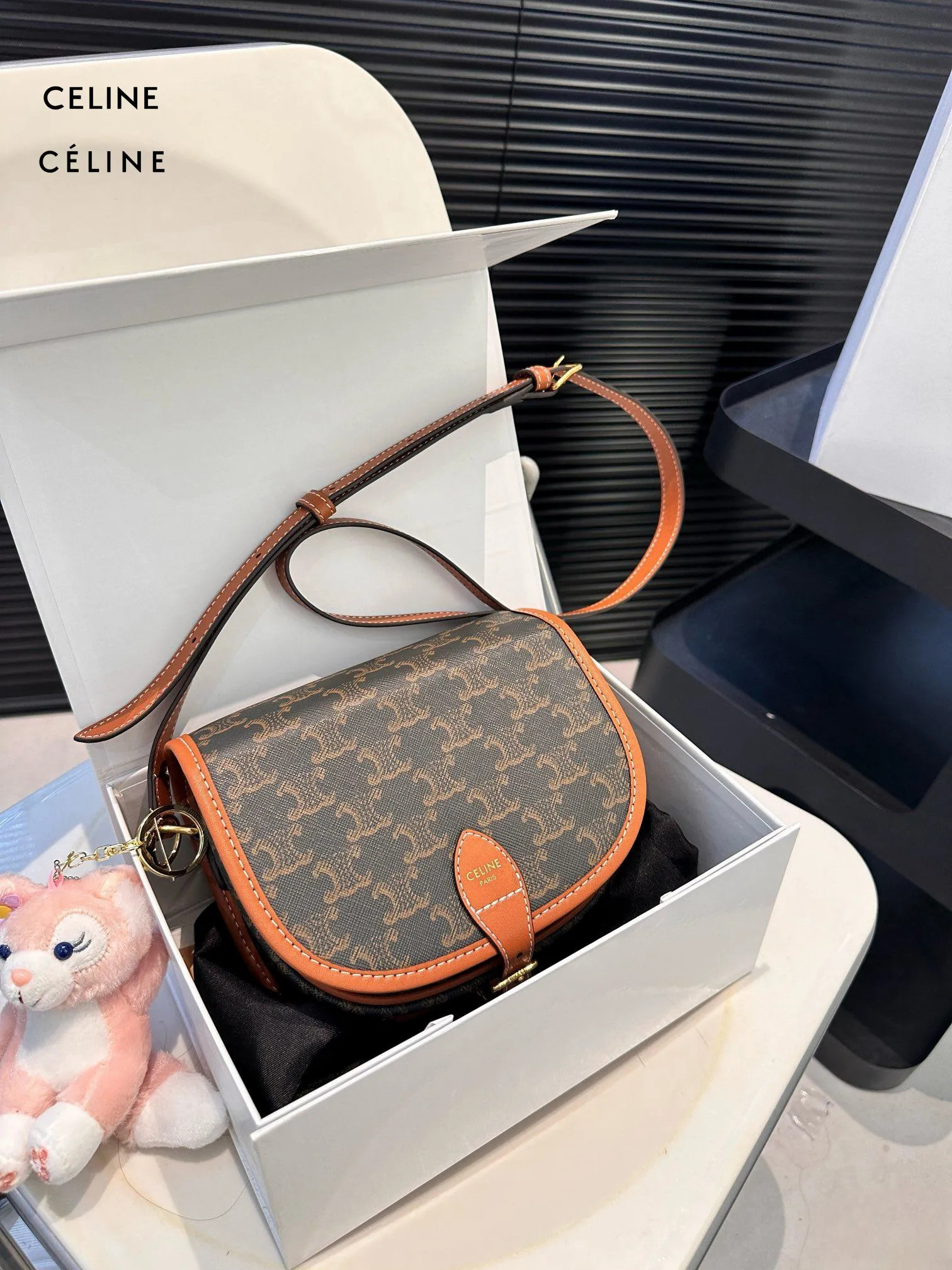 【CELINE 公式旗艦店】セリーヌ 斜めがけバッグ 当日出荷 好評に付き再入荷！18.5*15CM  1240723