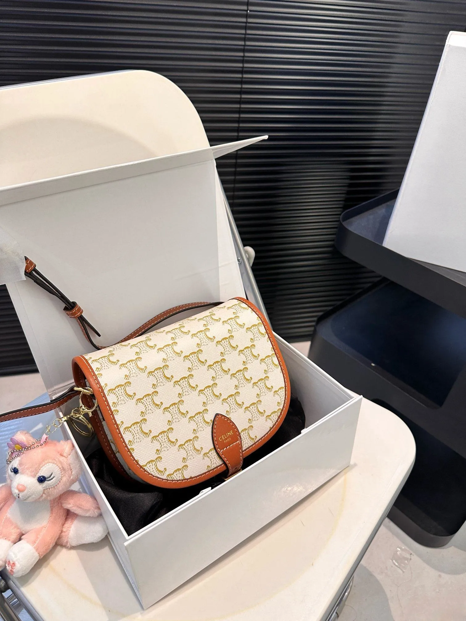【CELINE 公式旗艦店】セリーヌ 斜めがけバッグ 当日出荷 好評に付き再入荷！18.5*15CM  1240723