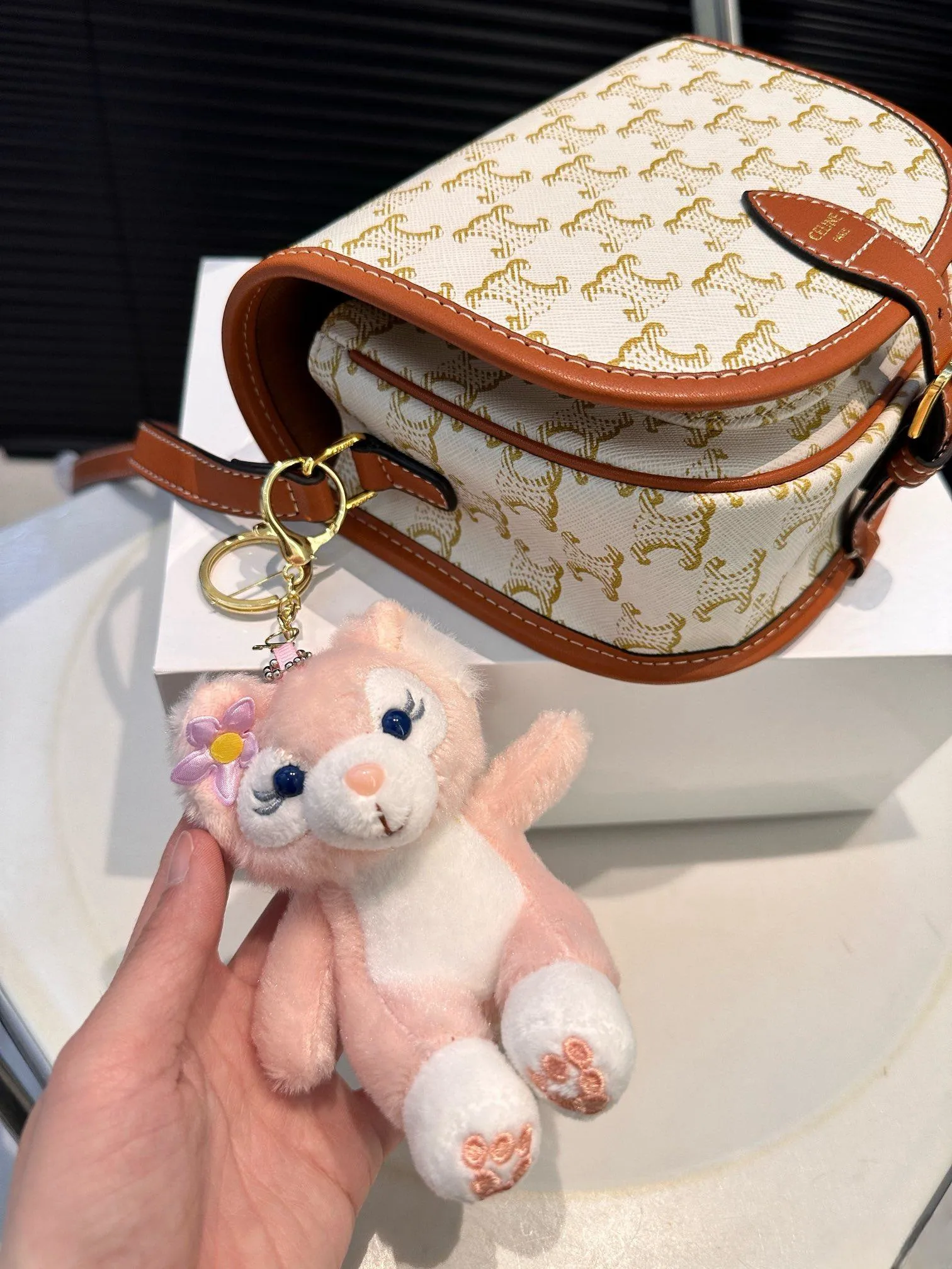 【CELINE 公式旗艦店】セリーヌ 斜めがけバッグ 当日出荷 好評に付き再入荷！18.5*15CM  1240723