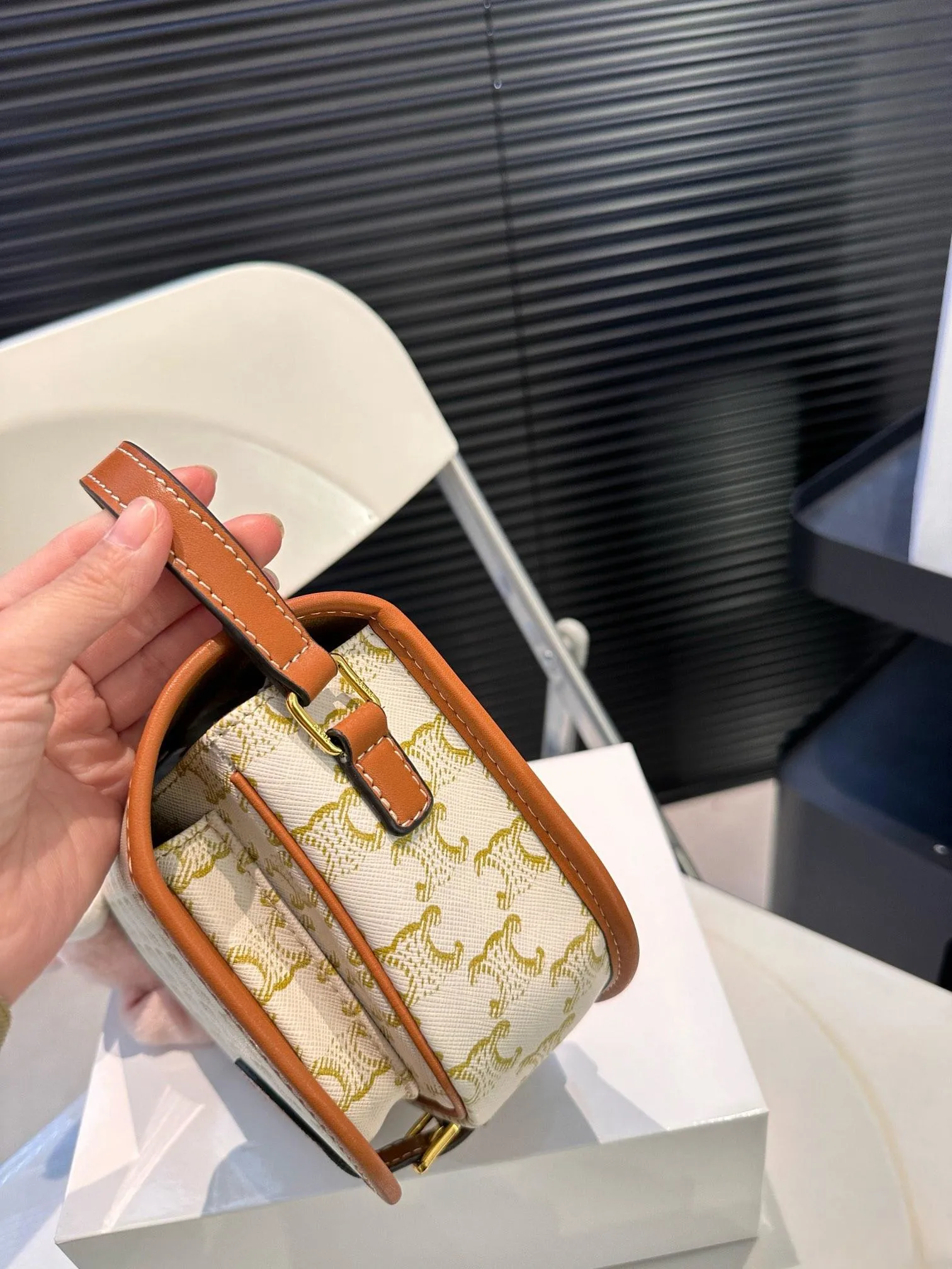 【CELINE 公式旗艦店】セリーヌ 斜めがけバッグ 当日出荷 好評に付き再入荷！18.5*15CM  1240723
