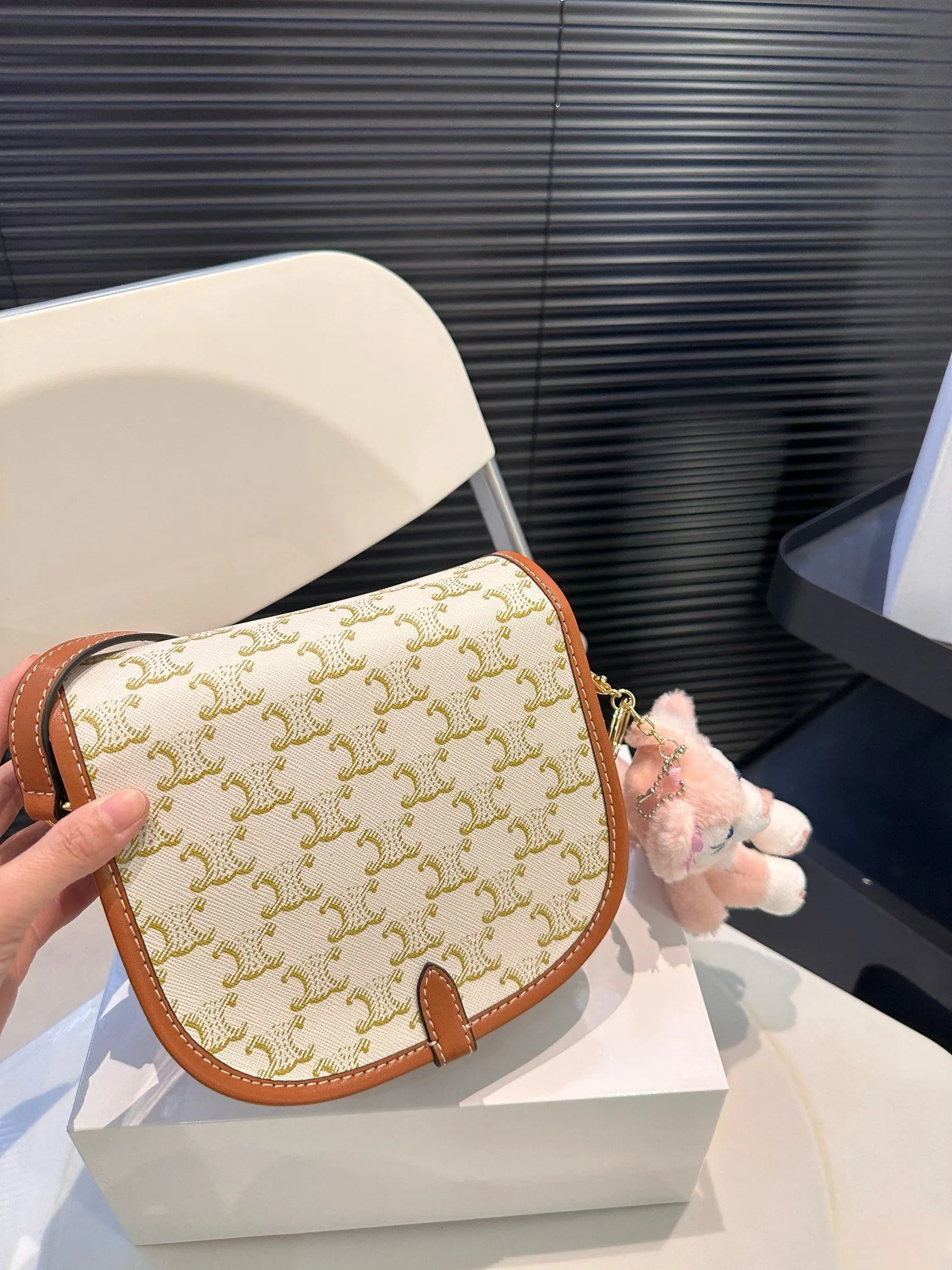 【CELINE 公式旗艦店】セリーヌ 斜めがけバッグ 当日出荷 好評に付き再入荷！18.5*15CM  1240723