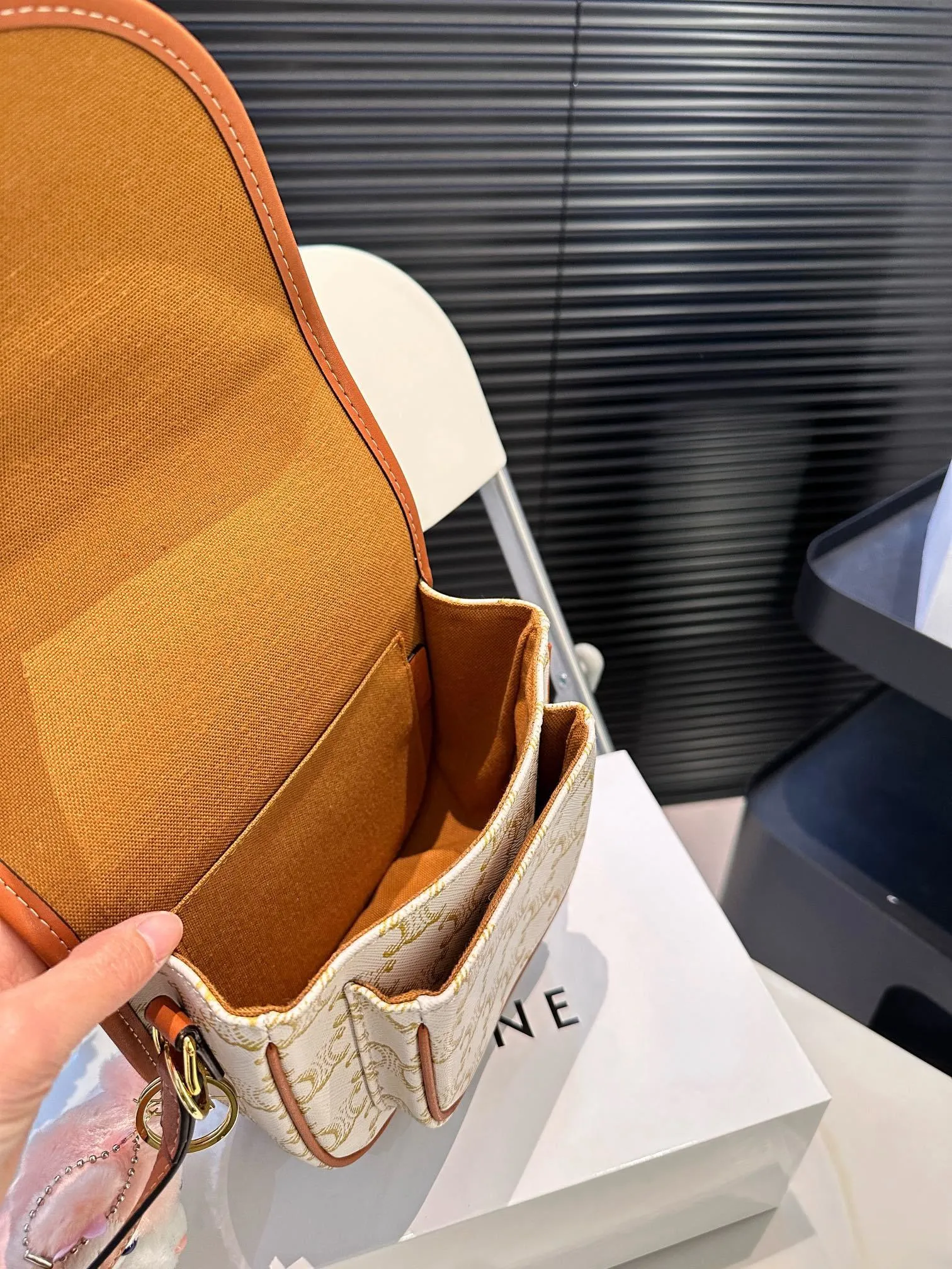 【CELINE 公式旗艦店】セリーヌ 斜めがけバッグ 当日出荷 好評に付き再入荷！18.5*15CM  1240723