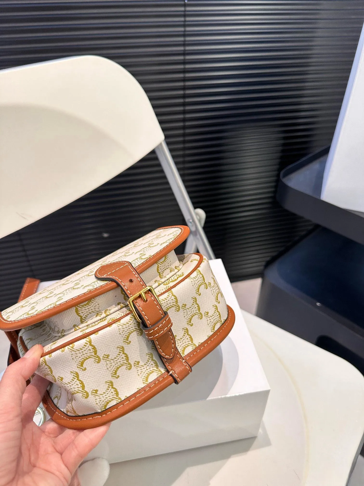 【CELINE 公式旗艦店】セリーヌ 斜めがけバッグ 当日出荷 好評に付き再入荷！18.5*15CM  1240723