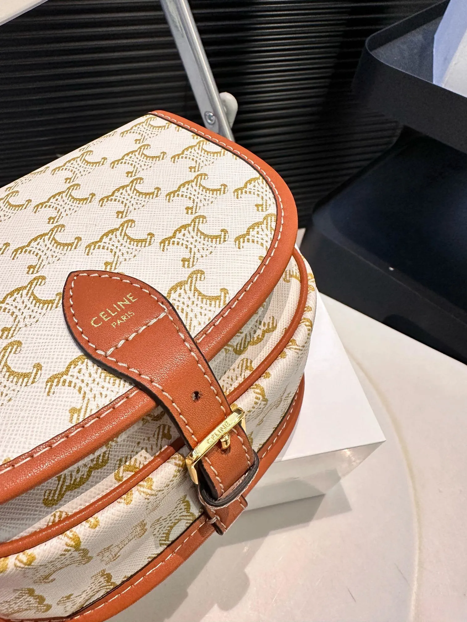 【CELINE 公式旗艦店】セリーヌ 斜めがけバッグ 当日出荷 好評に付き再入荷！18.5*15CM  1240723