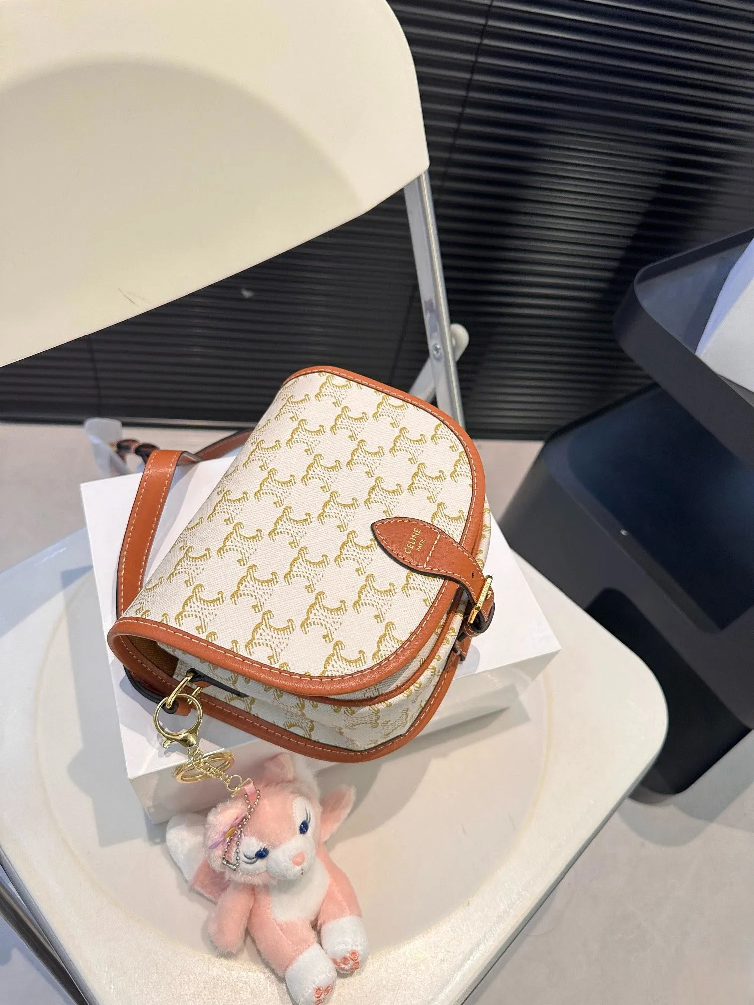 【CELINE 公式旗艦店】セリーヌ 斜めがけバッグ 当日出荷 好評に付き再入荷！18.5*15CM  1240723