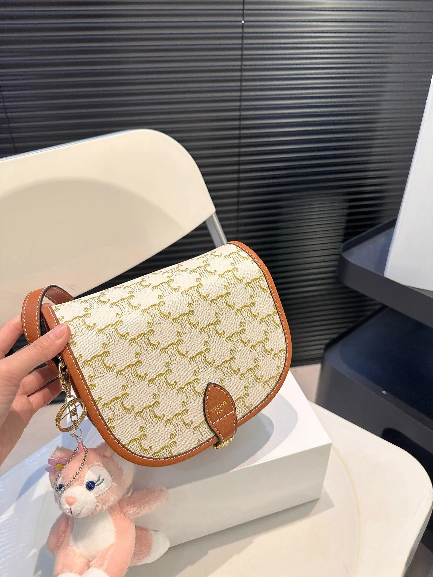 【CELINE 公式旗艦店】セリーヌ 斜めがけバッグ 当日出荷 好評に付き再入荷！18.5*15CM  1240723