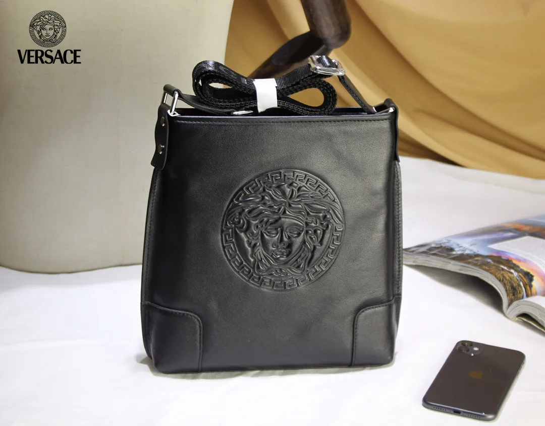 【VERSACE 公式旗艦店】ヴェルサーチ ショルダーバッグ  当日出荷 好評に付き再入荷！25*27*5.5CM