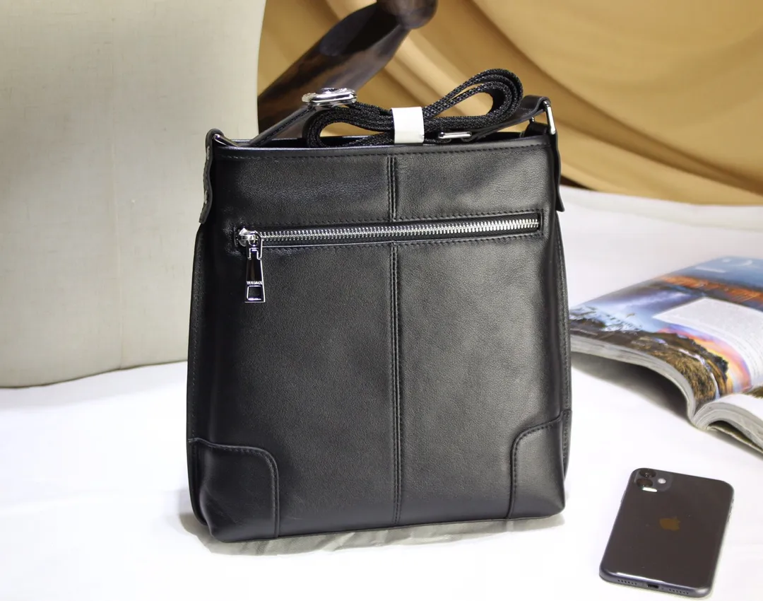 【VERSACE 公式旗艦店】ヴェルサーチ ショルダーバッグ  当日出荷 好評に付き再入荷！25*27*5.5CM