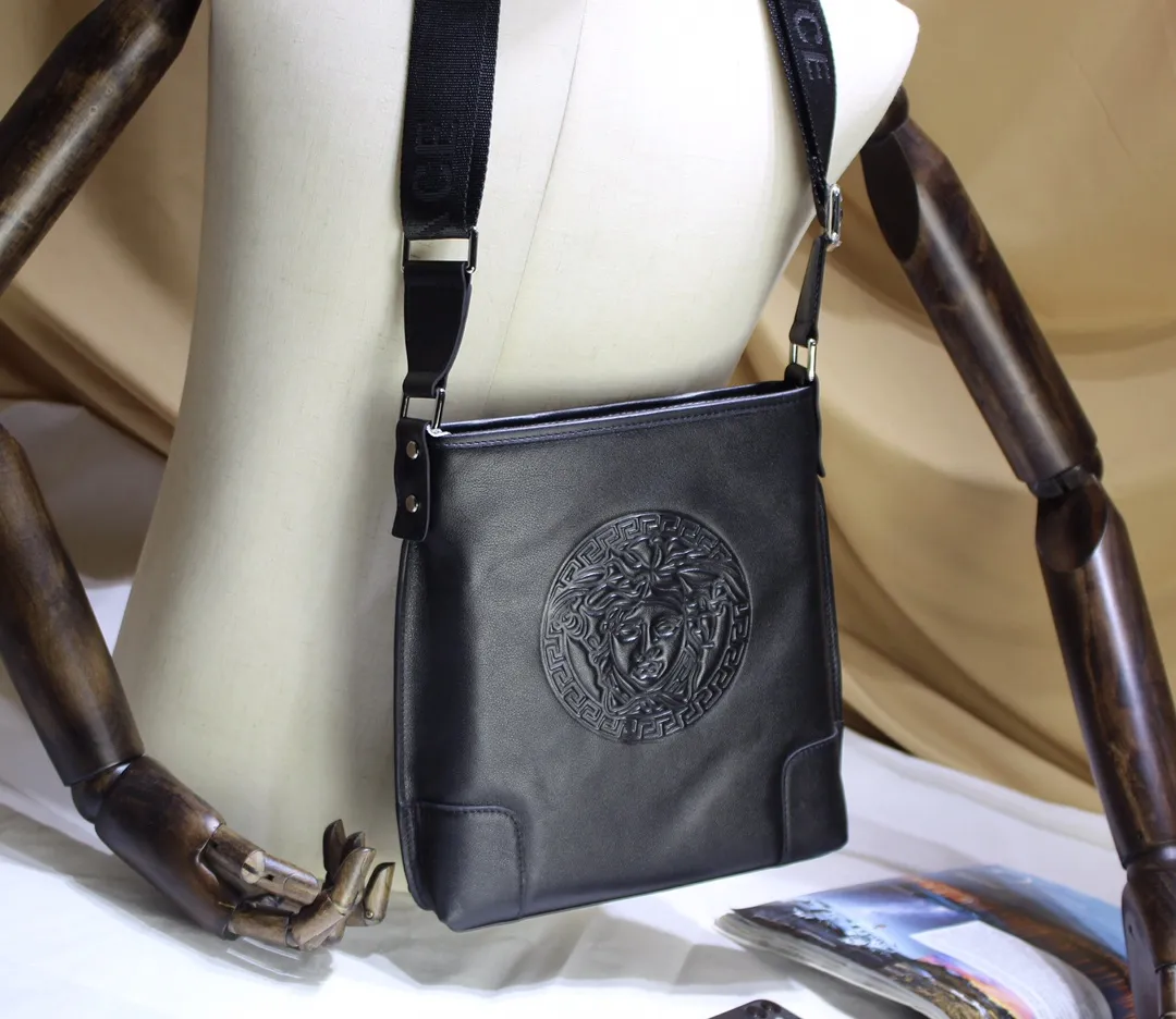 【VERSACE 公式旗艦店】ヴェルサーチ ショルダーバッグ  当日出荷 好評に付き再入荷！25*27*5.5CM