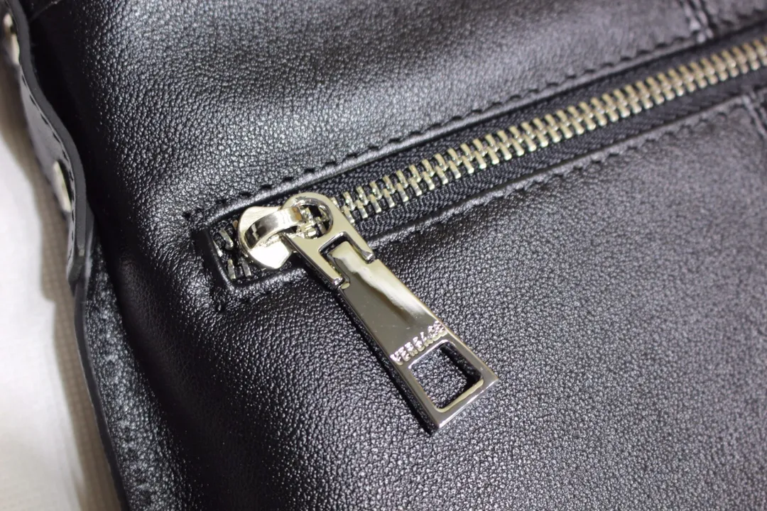 【VERSACE 公式旗艦店】ヴェルサーチ ショルダーバッグ  当日出荷 好評に付き再入荷！25*27*5.5CM