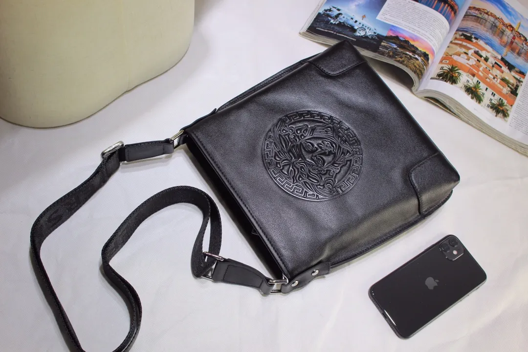 【VERSACE 公式旗艦店】ヴェルサーチ ショルダーバッグ  当日出荷 好評に付き再入荷！25*27*5.5CM