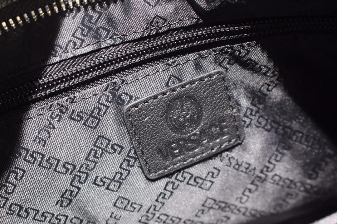 【VERSACE 公式旗艦店】ヴェルサーチ ショルダーバッグ  当日出荷 好評に付き再入荷！25*27*5.5CM
