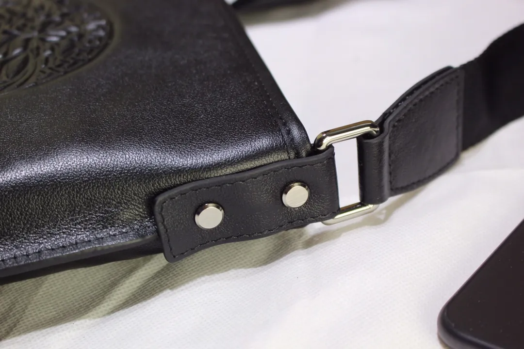 【VERSACE 公式旗艦店】ヴェルサーチ ショルダーバッグ  当日出荷 好評に付き再入荷！25*27*5.5CM