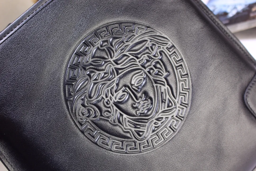 【VERSACE 公式旗艦店】ヴェルサーチ ショルダーバッグ  当日出荷 好評に付き再入荷！25*27*5.5CM