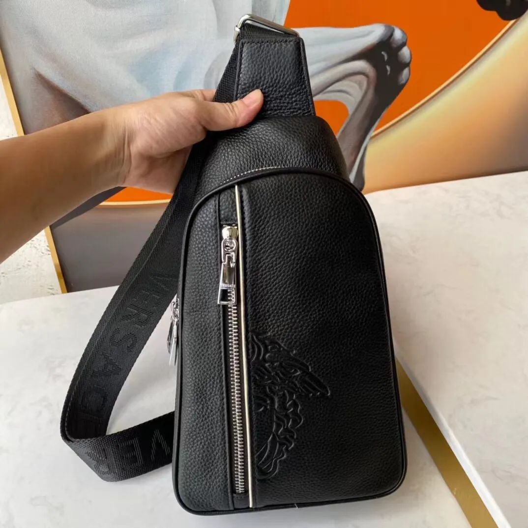 【VERSACE  公式旗艦店】ヴェルサーチ  胸ポケット 当日出荷 好評に付き再入荷！20*29*5CM