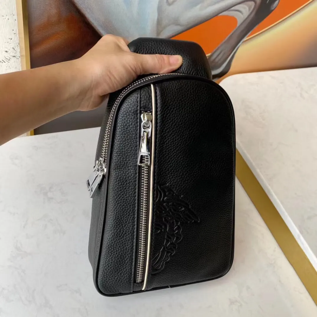 【VERSACE  公式旗艦店】ヴェルサーチ  胸ポケット 当日出荷 好評に付き再入荷！20*29*5CM