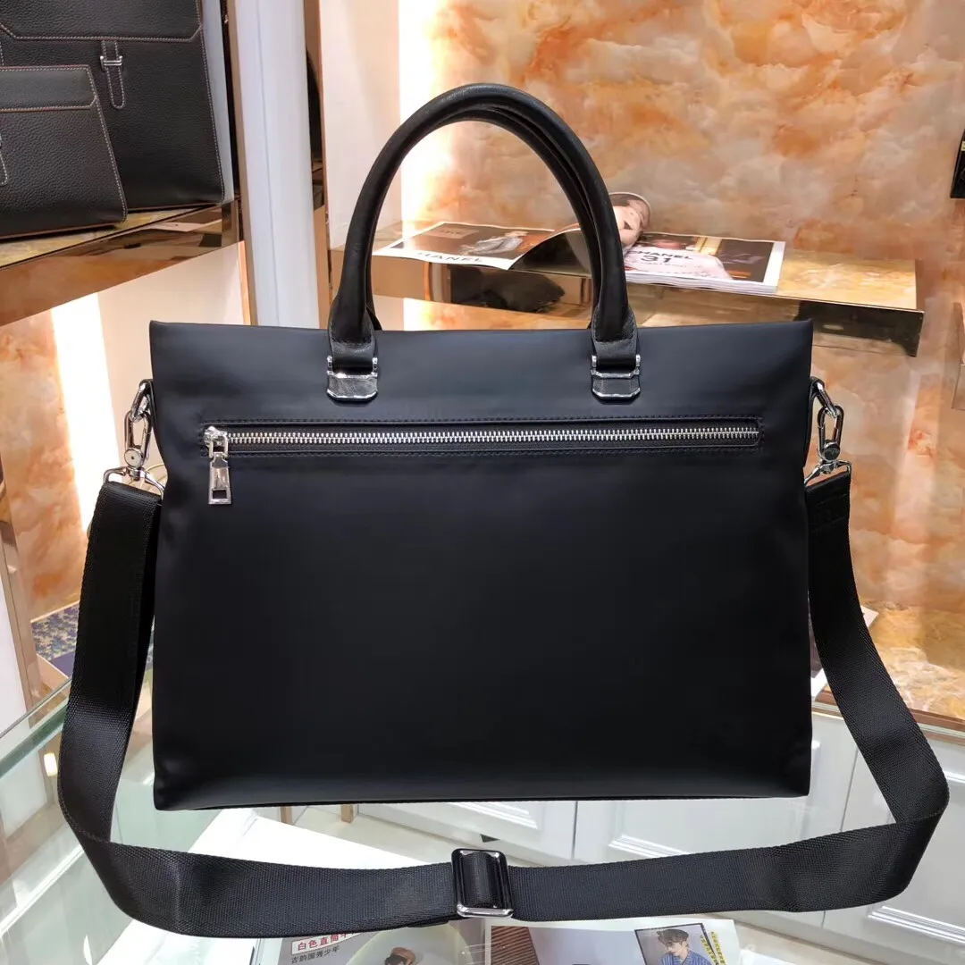 【VERSACE  公式旗艦店】ヴェルサーチ   ショルダーバッグ 当日出荷 好評に付き再入荷！38*29*6CM