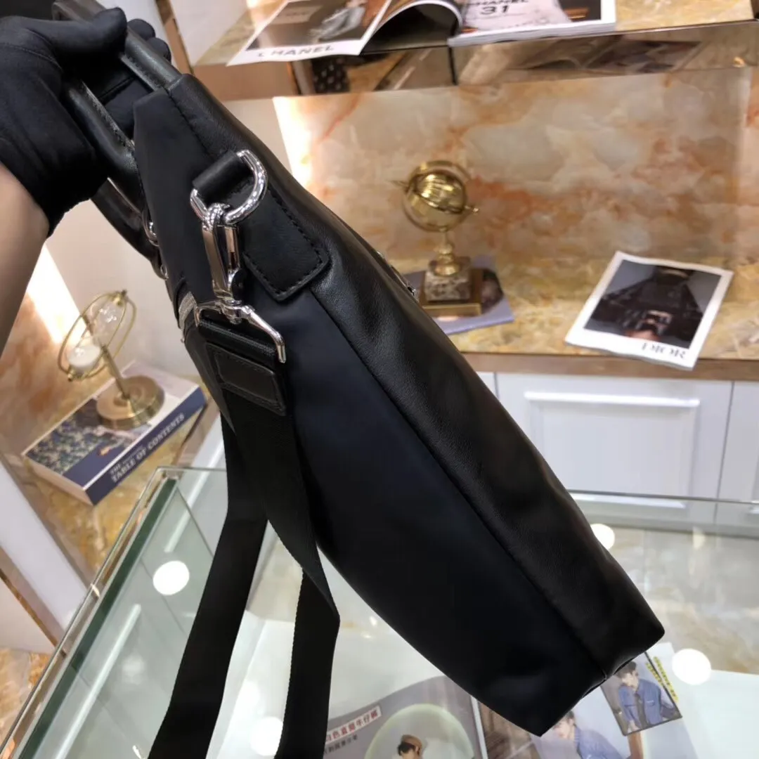 【VERSACE  公式旗艦店】ヴェルサーチ   ショルダーバッグ 当日出荷 好評に付き再入荷！38*29*6CM