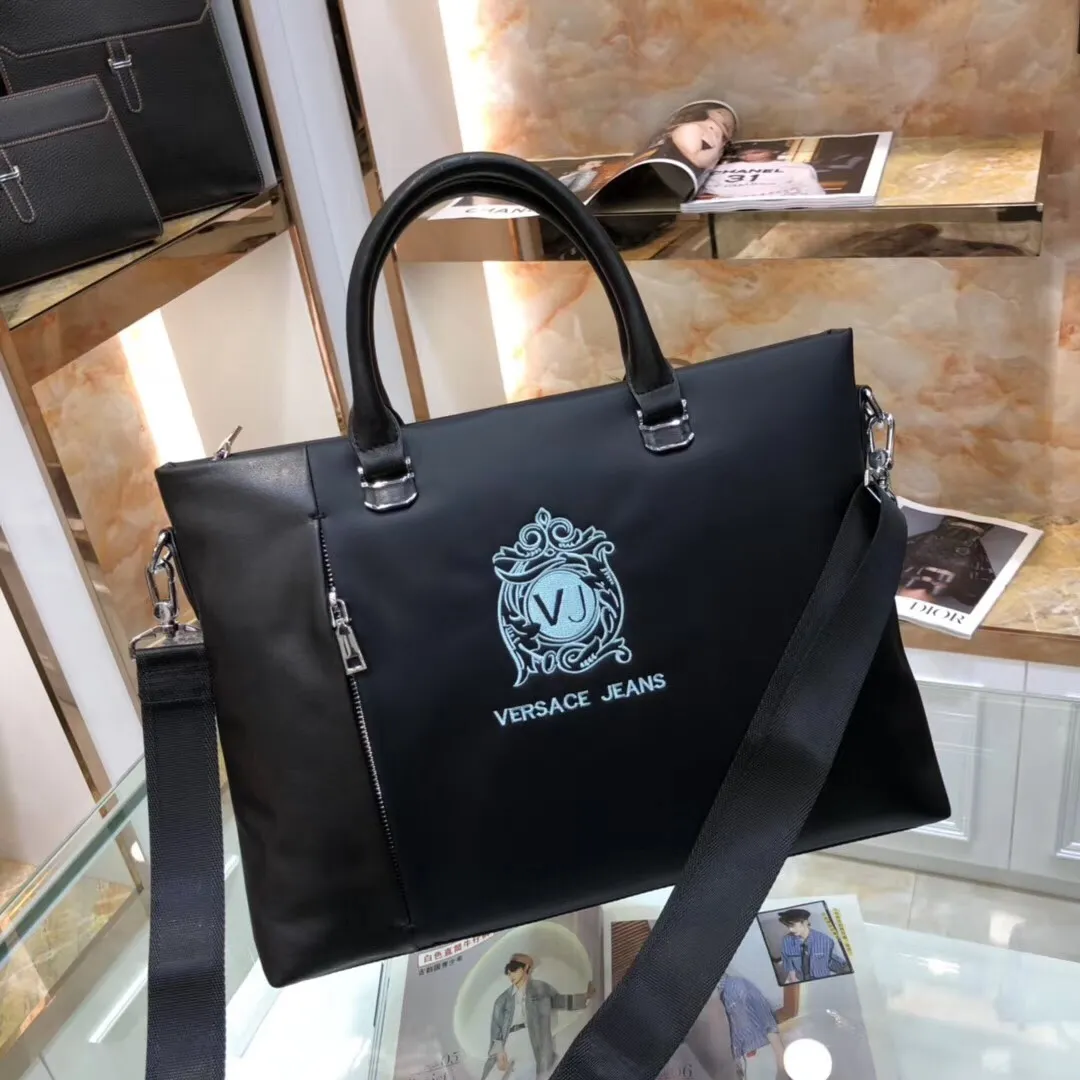 【VERSACE  公式旗艦店】ヴェルサーチ   ショルダーバッグ 当日出荷 好評に付き再入荷！38*29*6CM