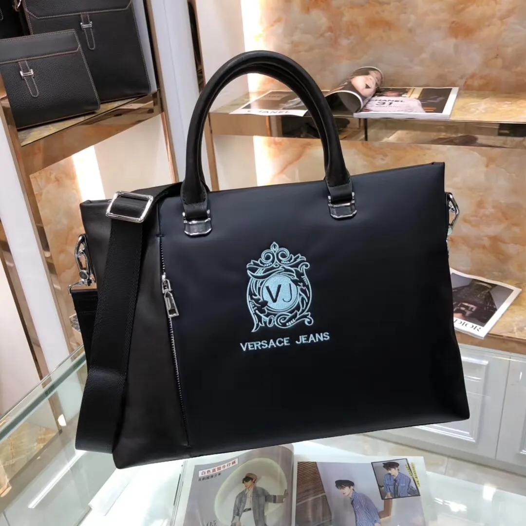 【VERSACE  公式旗艦店】ヴェルサーチ   ショルダーバッグ 当日出荷 好評に付き再入荷！38*29*6CM