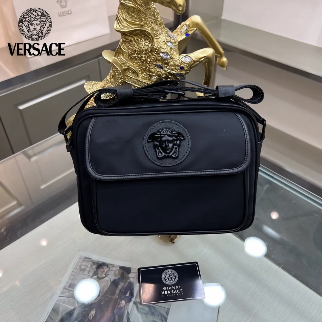 【VERSACE  公式旗艦店】ヴェルサーチ   ショルダーバッグ 当日出荷 好評に付き再入荷！25*6*18CM