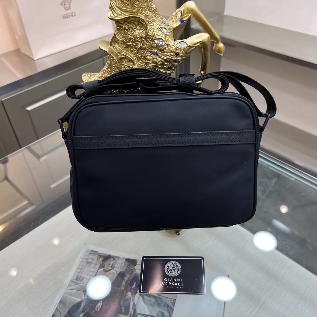 【VERSACE  公式旗艦店】ヴェルサーチ   ショルダーバッグ 当日出荷 好評に付き再入荷！25*6*18CM