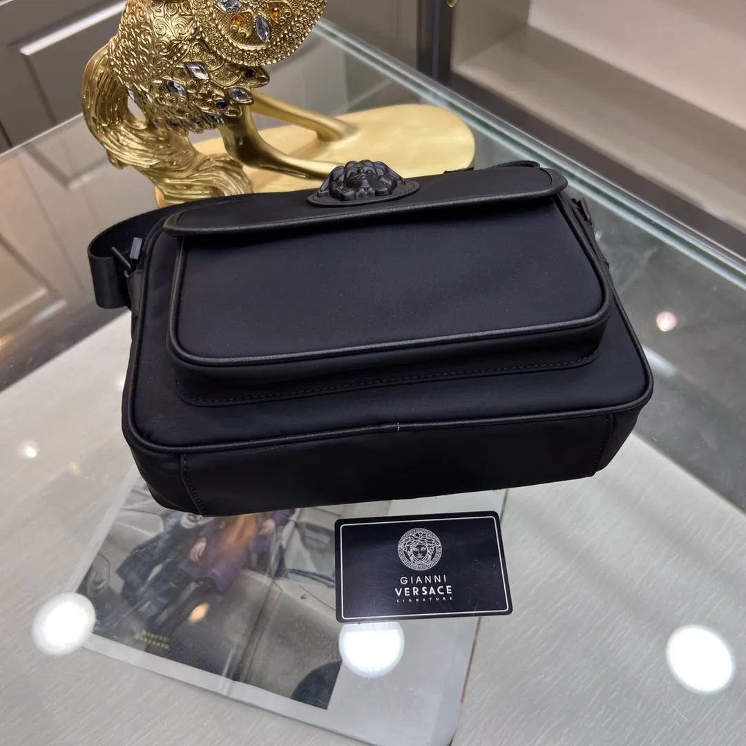 【VERSACE  公式旗艦店】ヴェルサーチ   ショルダーバッグ 当日出荷 好評に付き再入荷！25*6*18CM