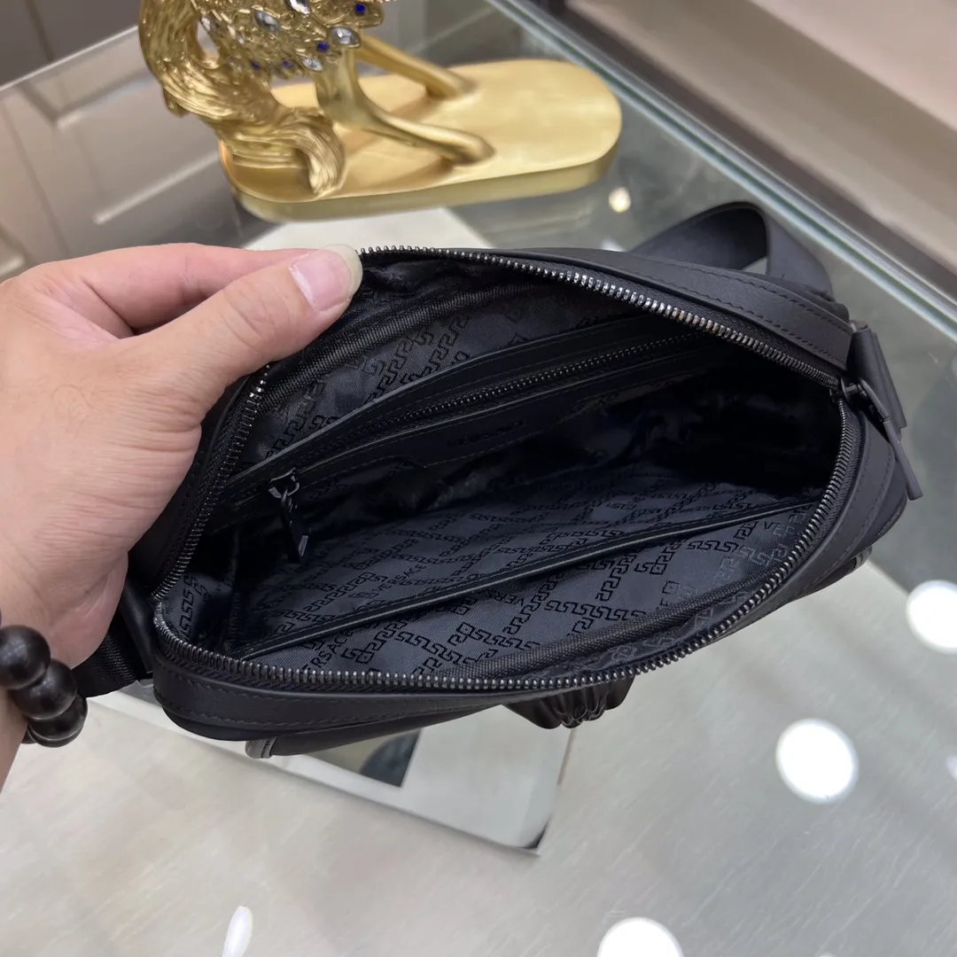 【VERSACE  公式旗艦店】ヴェルサーチ   ショルダーバッグ 当日出荷 好評に付き再入荷！25*6*18CM