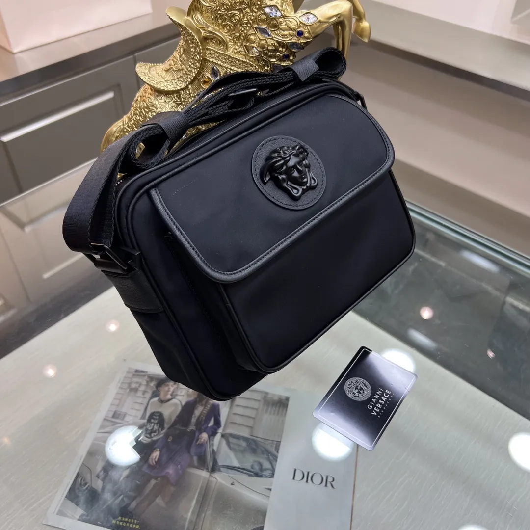 【VERSACE  公式旗艦店】ヴェルサーチ   ショルダーバッグ 当日出荷 好評に付き再入荷！25*6*18CM