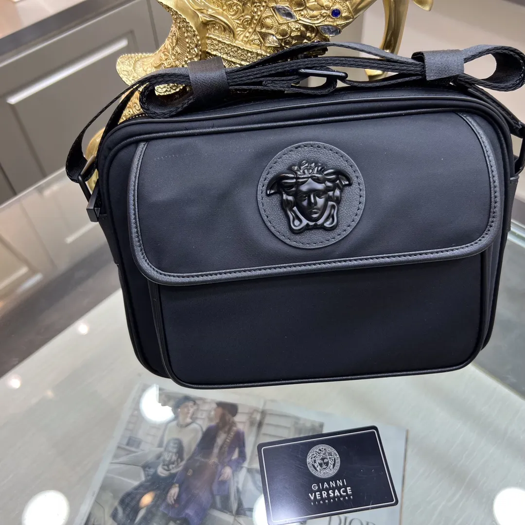 【VERSACE  公式旗艦店】ヴェルサーチ   ショルダーバッグ 当日出荷 好評に付き再入荷！25*6*18CM