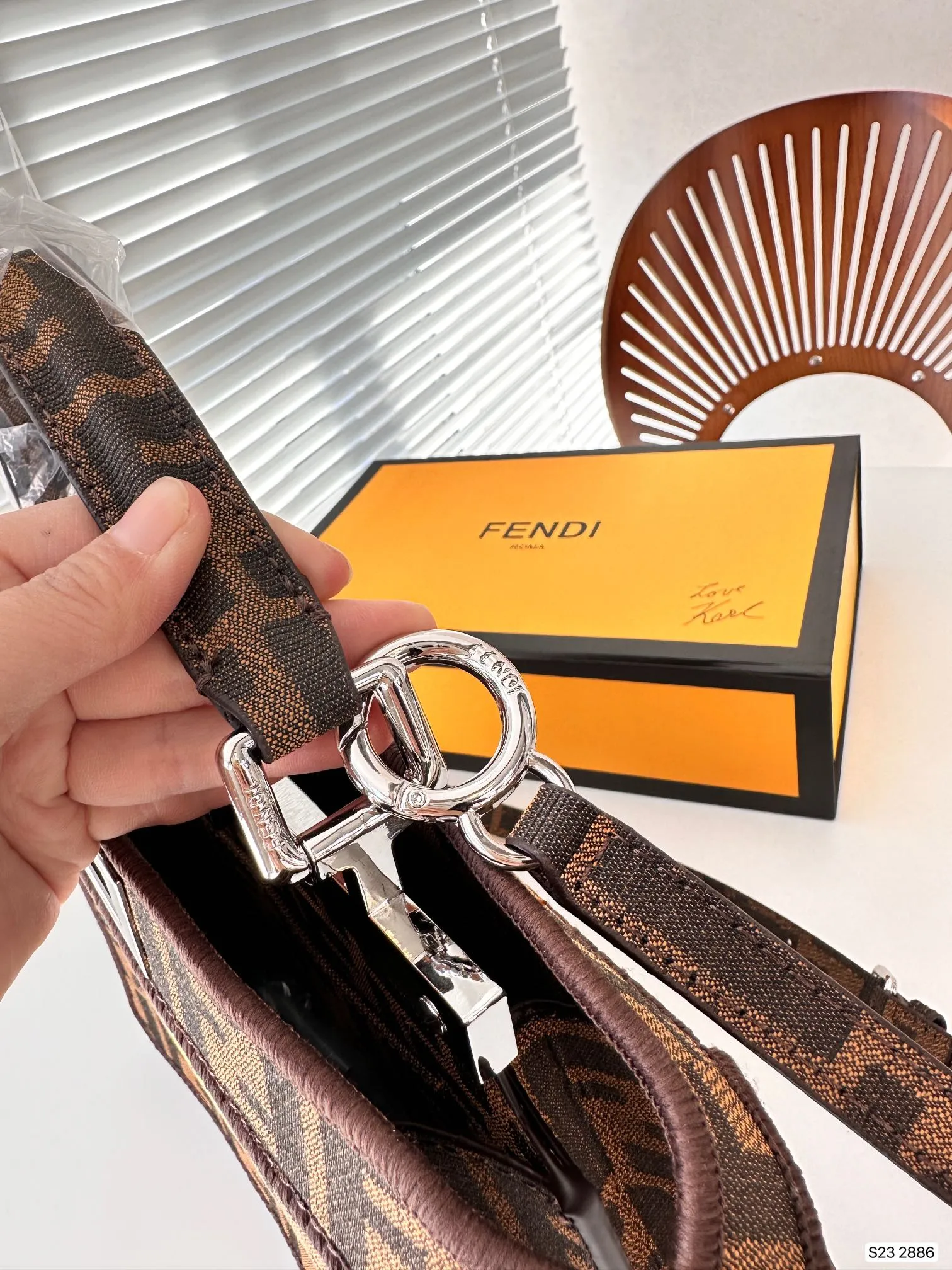 【FENDI  公式旗艦店】フェンディ 斜めがけバッグ 当日出荷 好評に付き再入荷！26.5*21.5CM