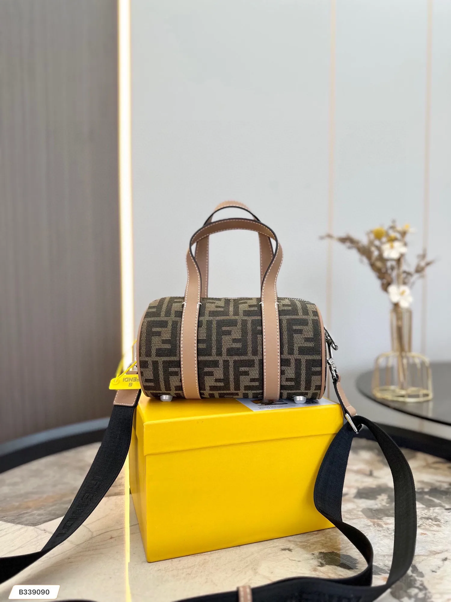 【FENDI  公式旗艦店】フェンディ  ショルダーバッグ  当日出荷 好評に付き再入荷！21*12CM