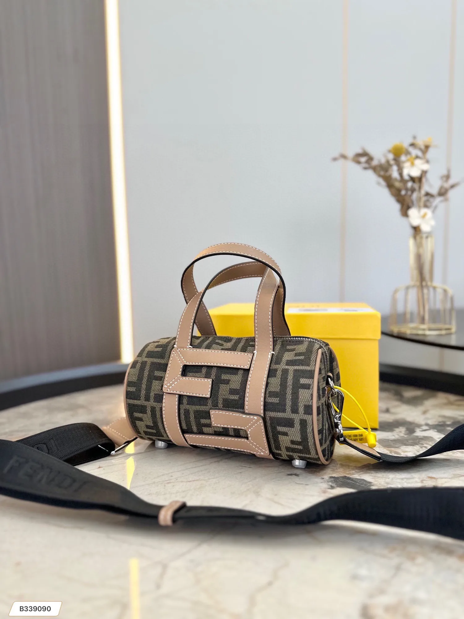【FENDI  公式旗艦店】フェンディ  ショルダーバッグ  当日出荷 好評に付き再入荷！21*12CM